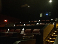 アメリカの映画館にて、ある特定の映画館の席はリクライニングシートで、食べ物をオーダーすることが出来る映画館が存在します。